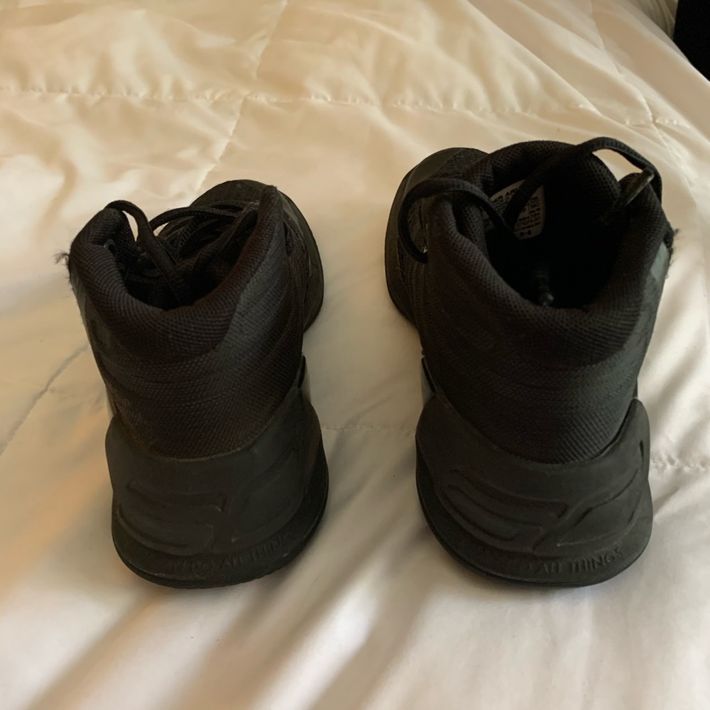 Boy under armour tennis shoes